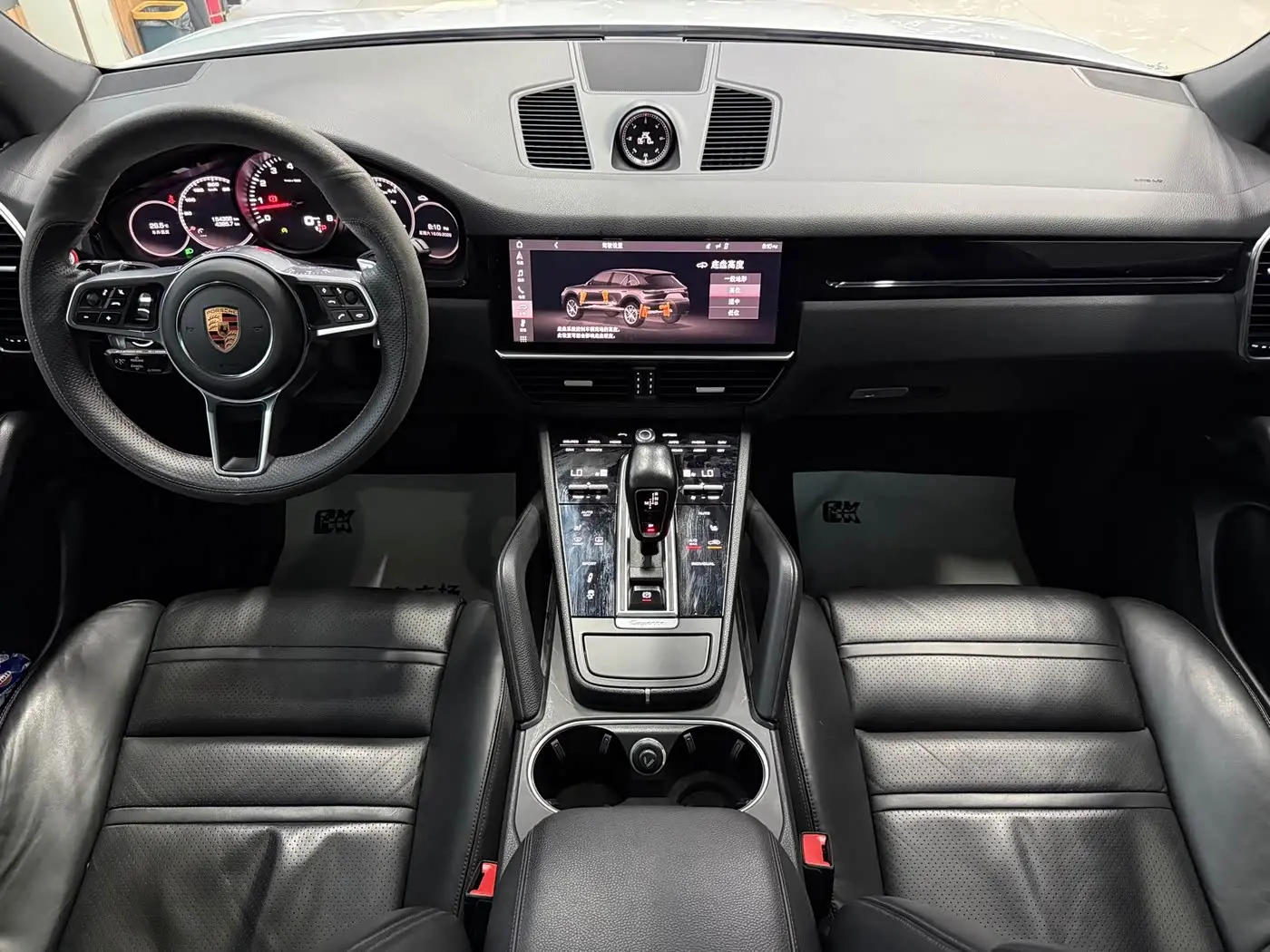 Porsche Cayenne 2019 — Photo 12/20