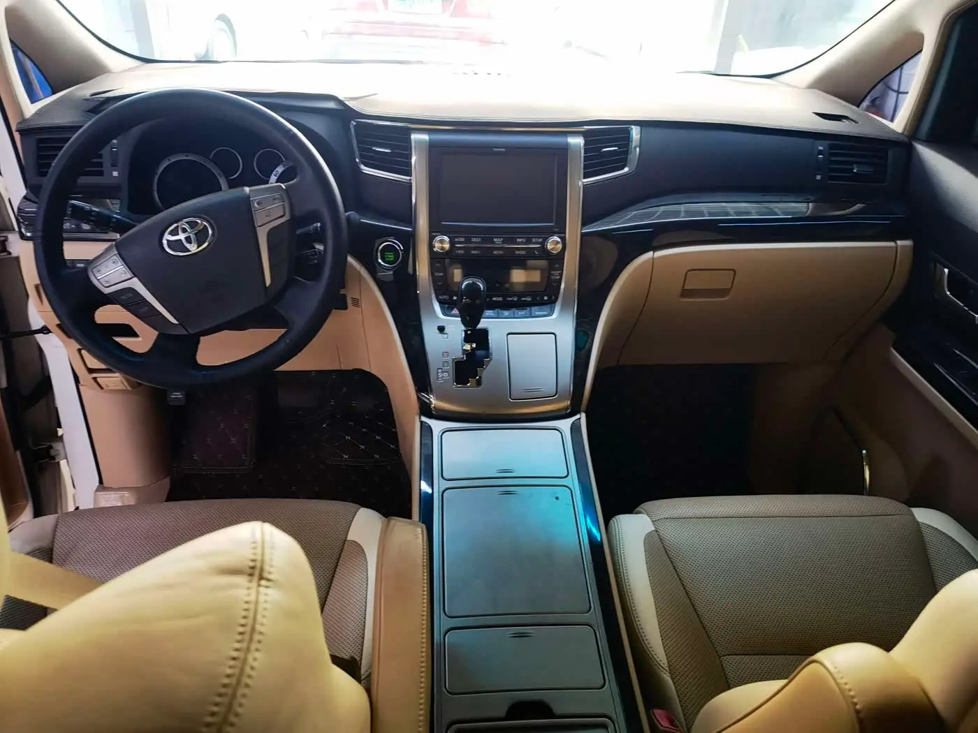 Toyota Alphard 2014 — Photo 8/11