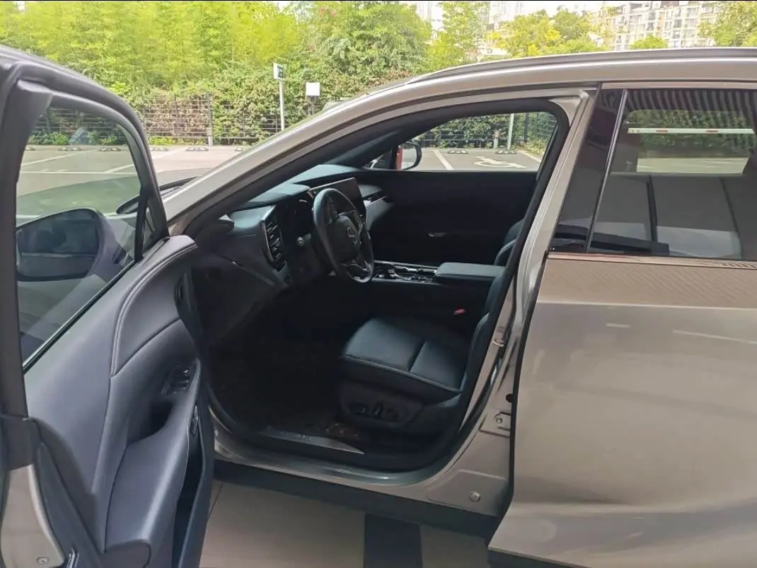 Lexus RX 2023 — Photo 5/6