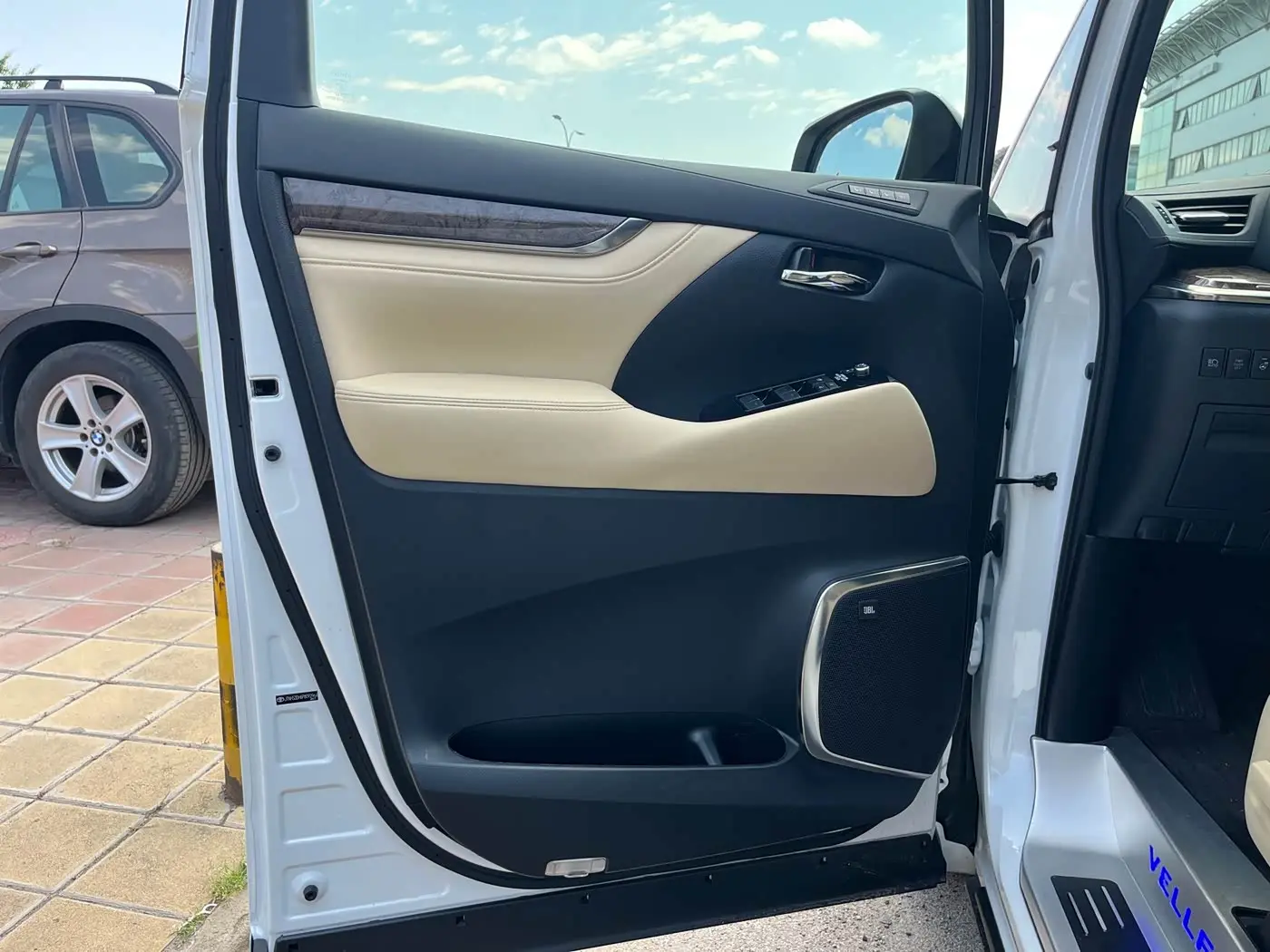 Toyota Vellfire 2023 — Photo 8/20