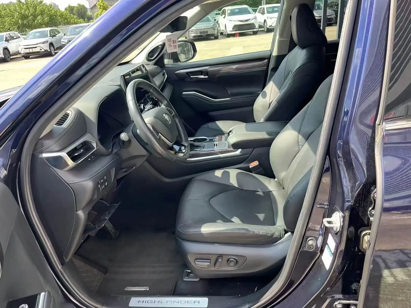 Toyota Highlander 2021 — Photo 3/8