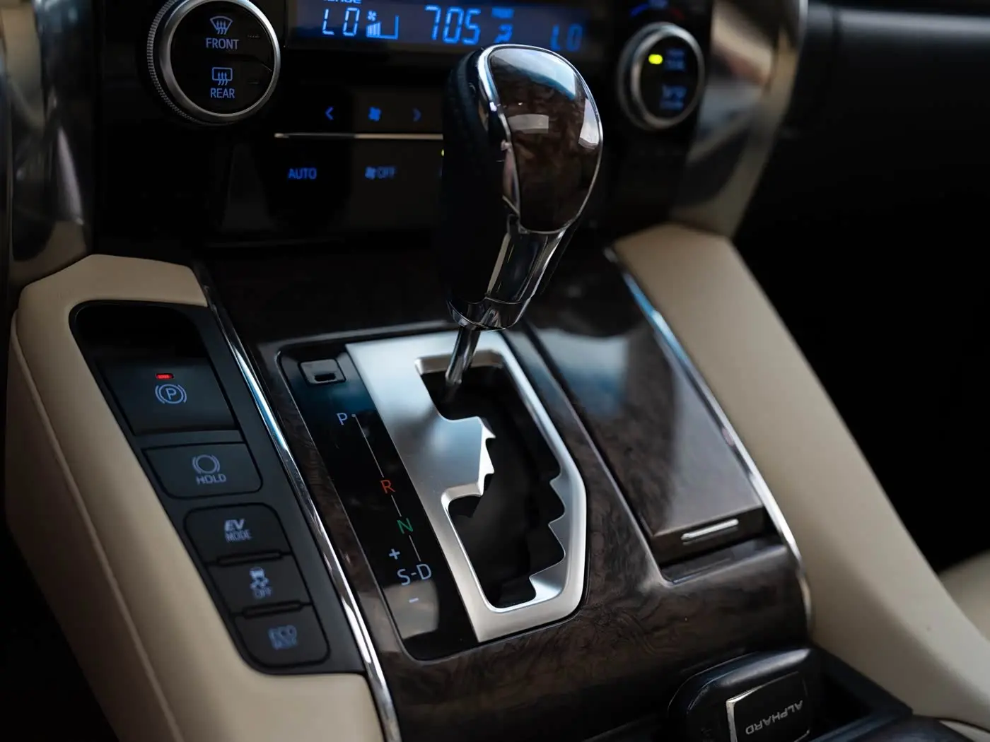 Toyota Alphard 2021 — Photo 8/16