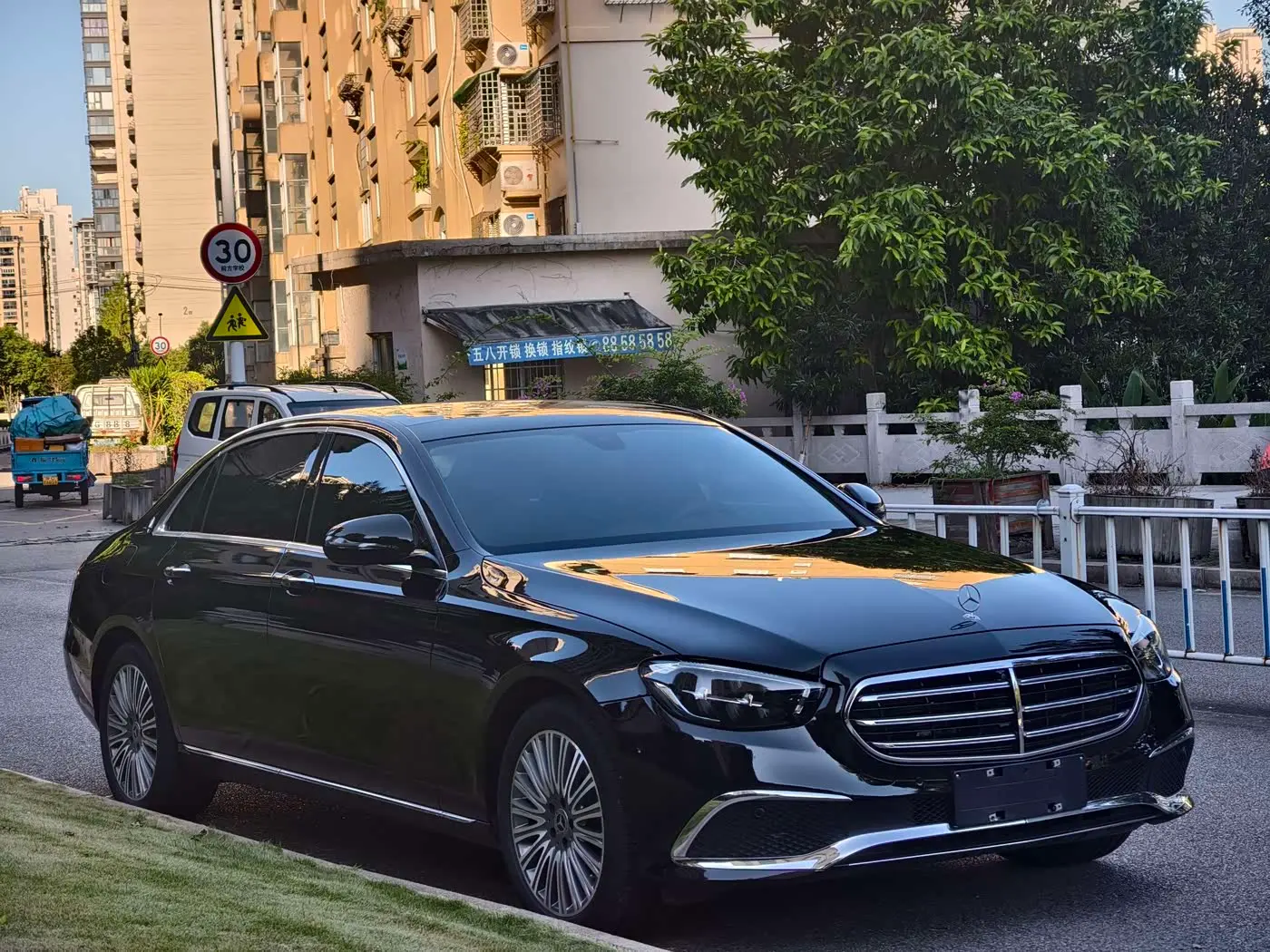 Mercedes-Benz E-Class 2022 — Photo 3/16