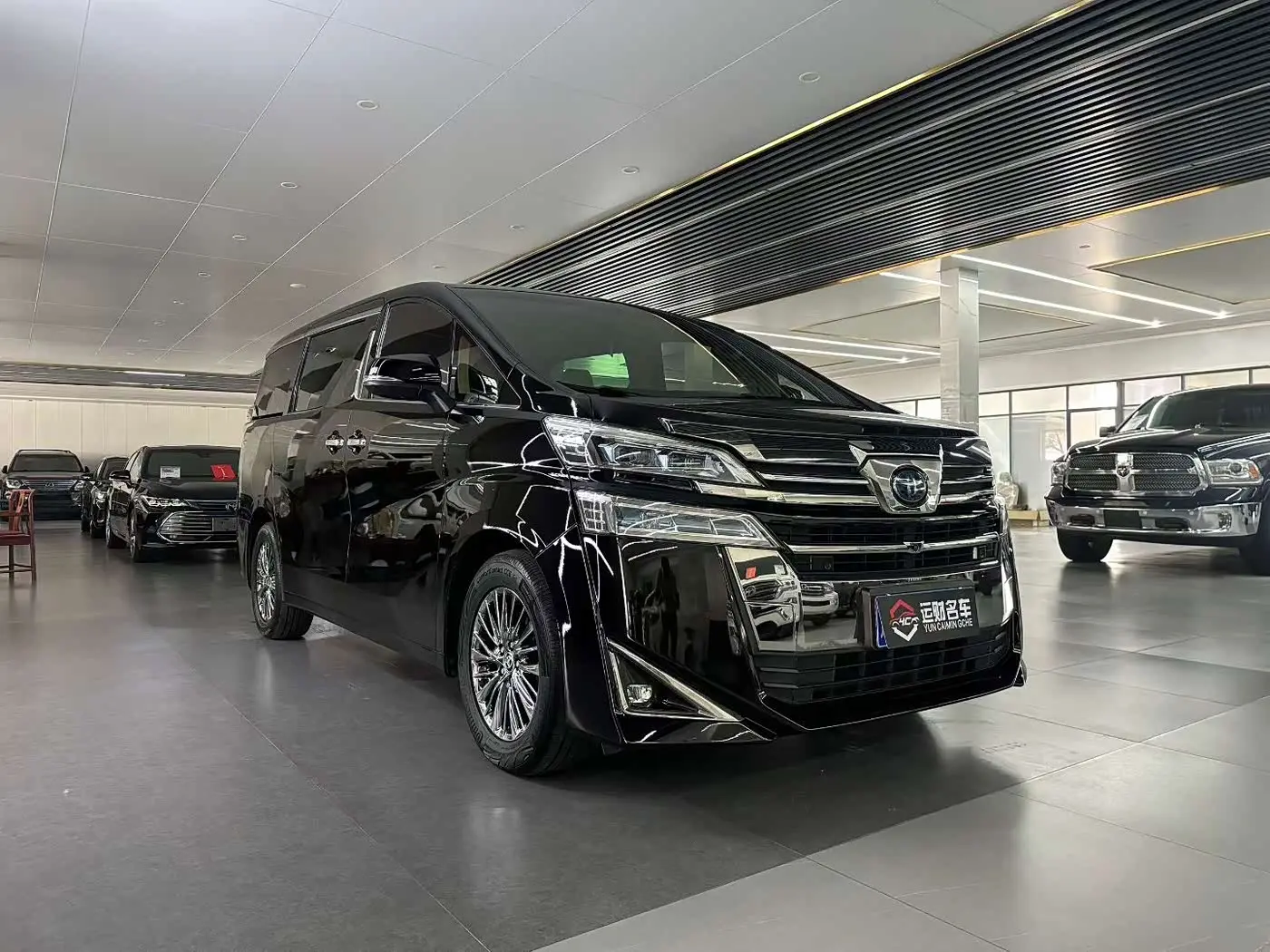 Toyota Vellfire 2021 — Photo 3/9