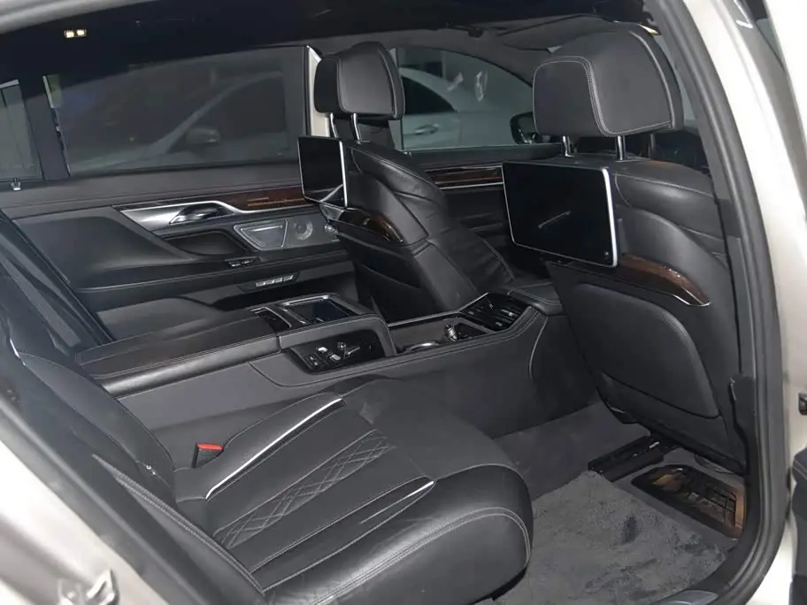BMW 7 Series 2016 — Фото 10/20