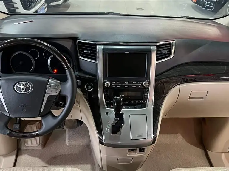 Toyota Alphard 2016 — Photo 8/20