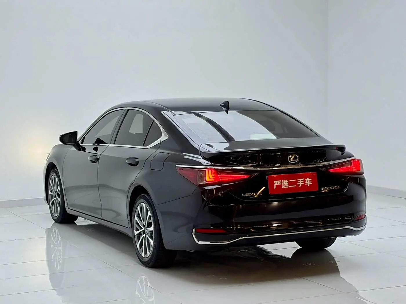 Lexus ES 2023 — Photo 17/18