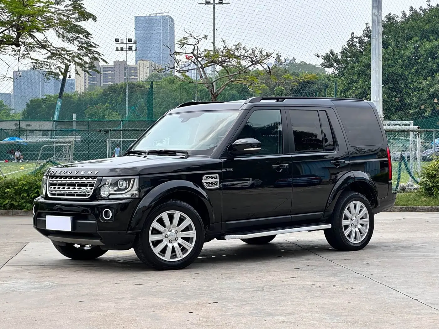 Land Rover Discovery 2015 — Photo 1/20