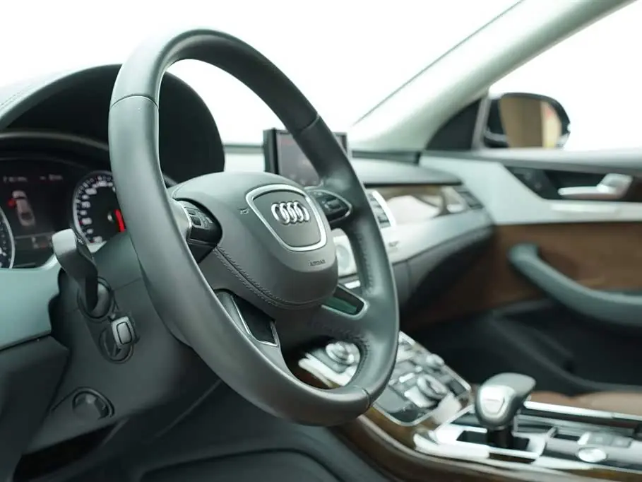 Audi A8 2014 — Photo 9/20