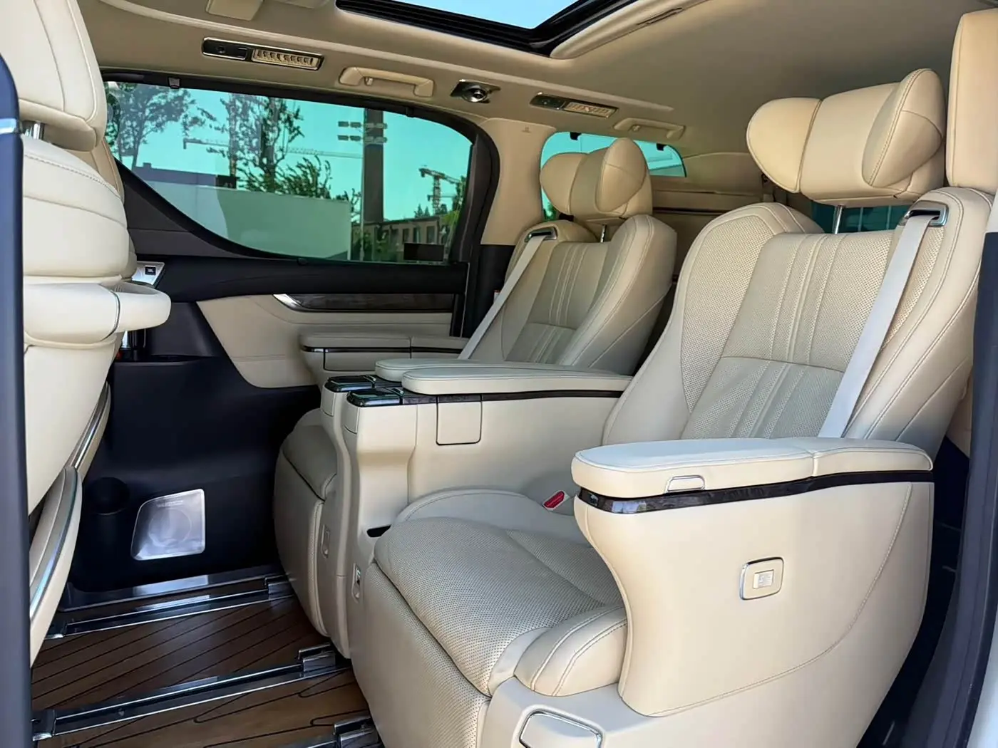 Toyota Alphard 2021 — Photo 10/17