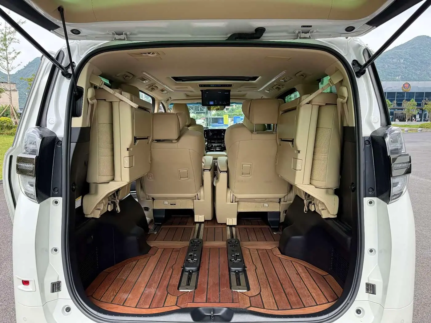 Toyota Vellfire 2023 — Photo 11/16