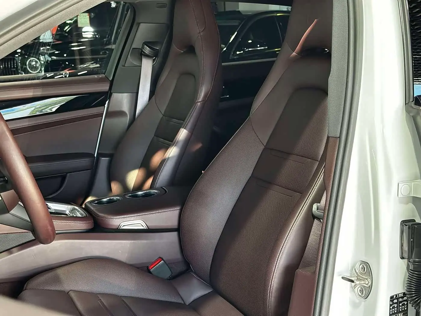 Porsche Panamera 2022 — ფოტო 11/20