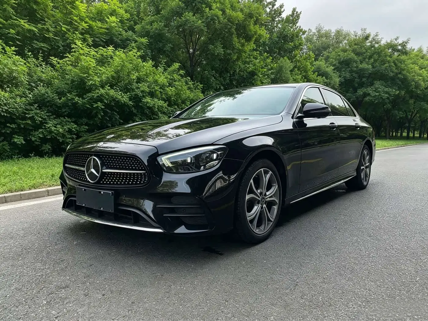 Mercedes-Benz E-Class 2021 — Photo 1/8