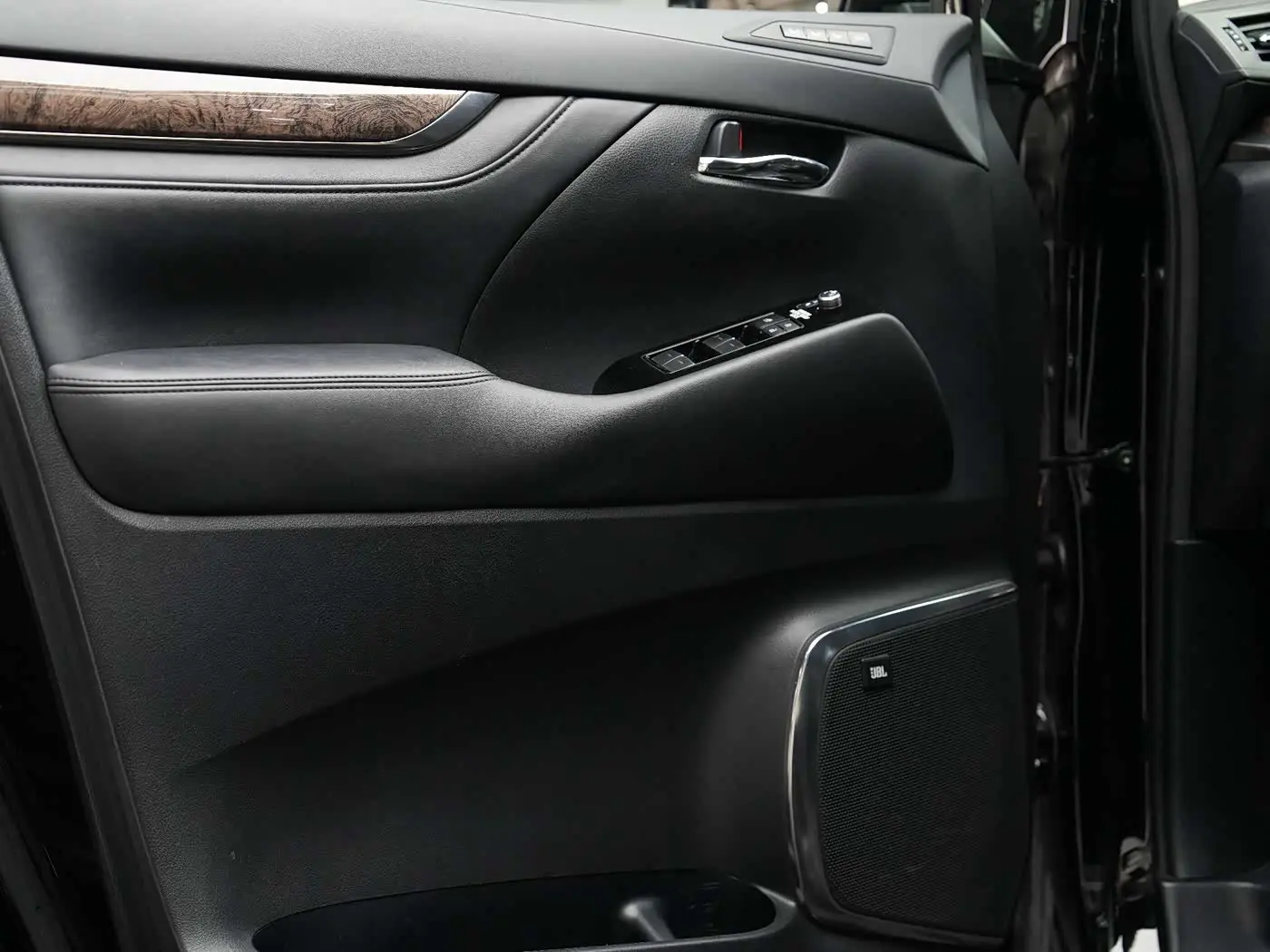 Toyota Alphard 2022 — Photo 7/20