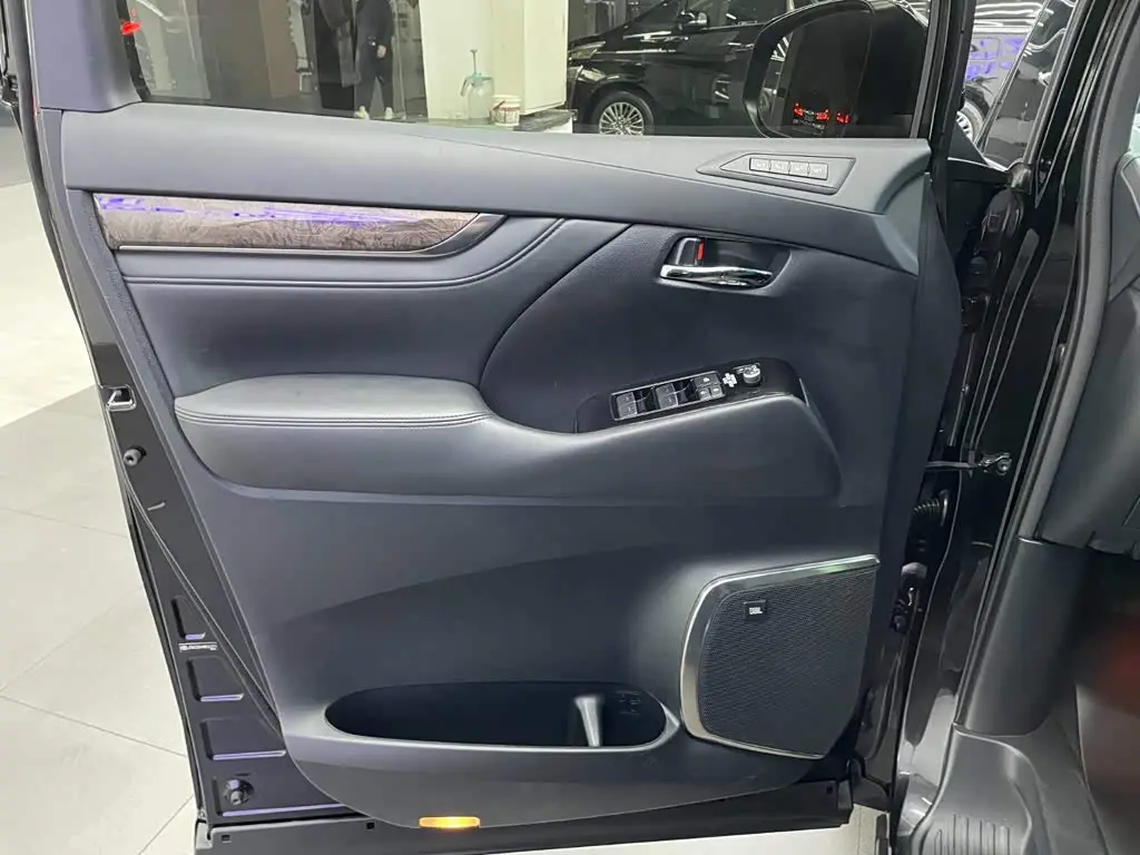 Toyota Vellfire 2022 — Photo 15/16