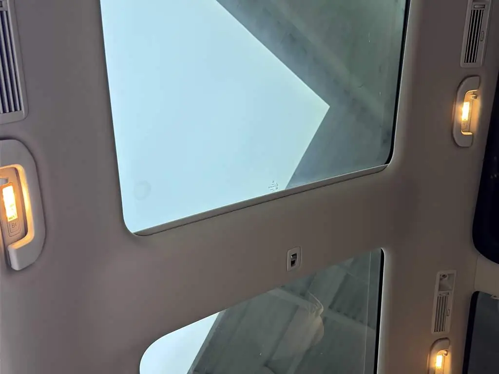 Mercedes-Benz V-Class 2021 — Photo 9/17