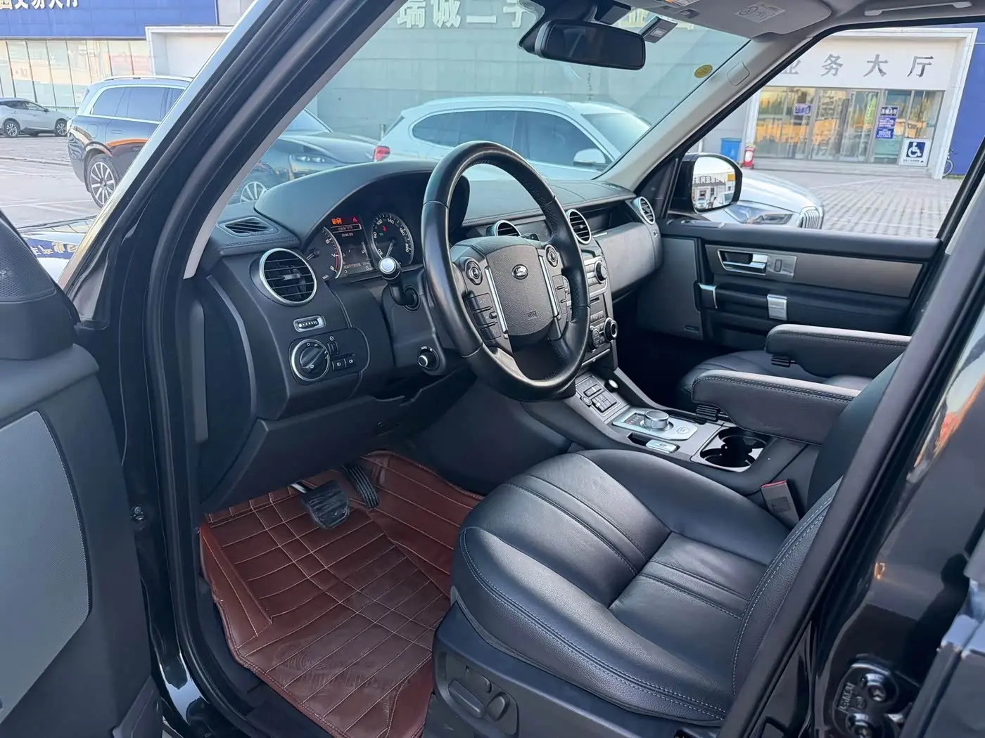 Land Rover Discovery 2015 — Фото 8/15