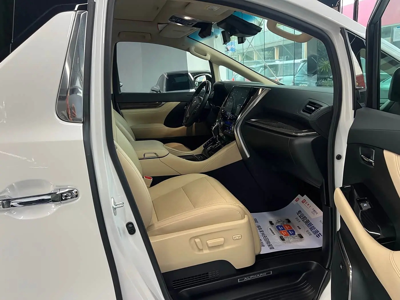 Toyota Alphard 2021 — Photo 13/18