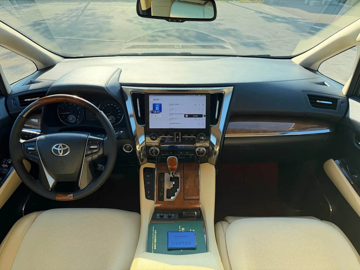 Toyota Alphard 2015 — Photo 10/15