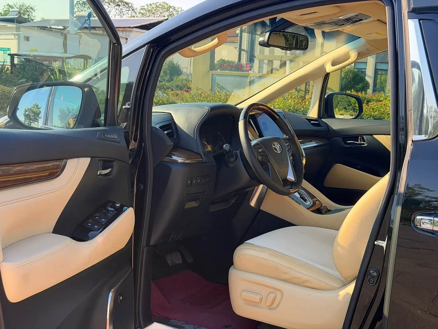 Toyota Alphard 2015 — Photo 8/15