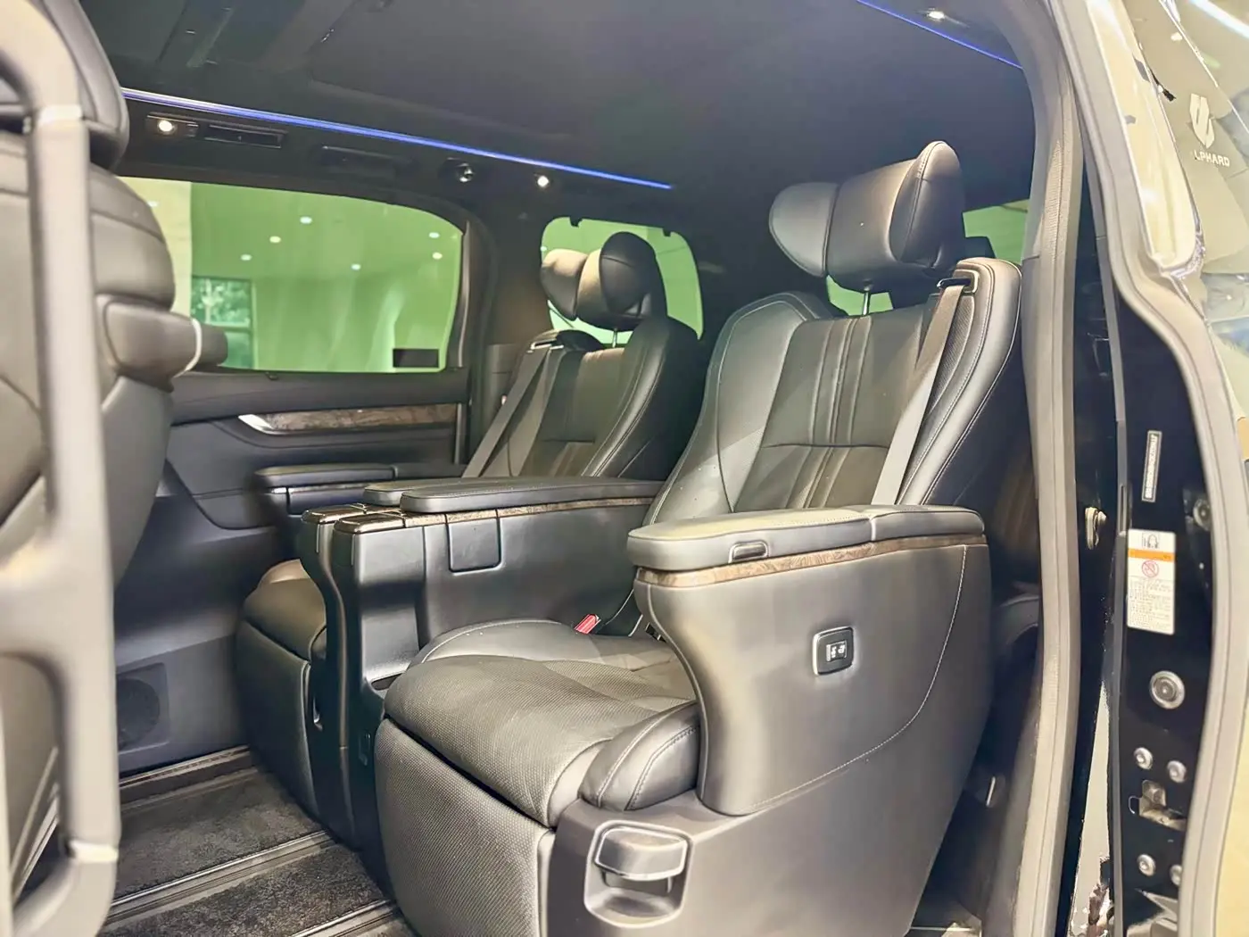 Toyota Alphard 2020 — Photo 12/16