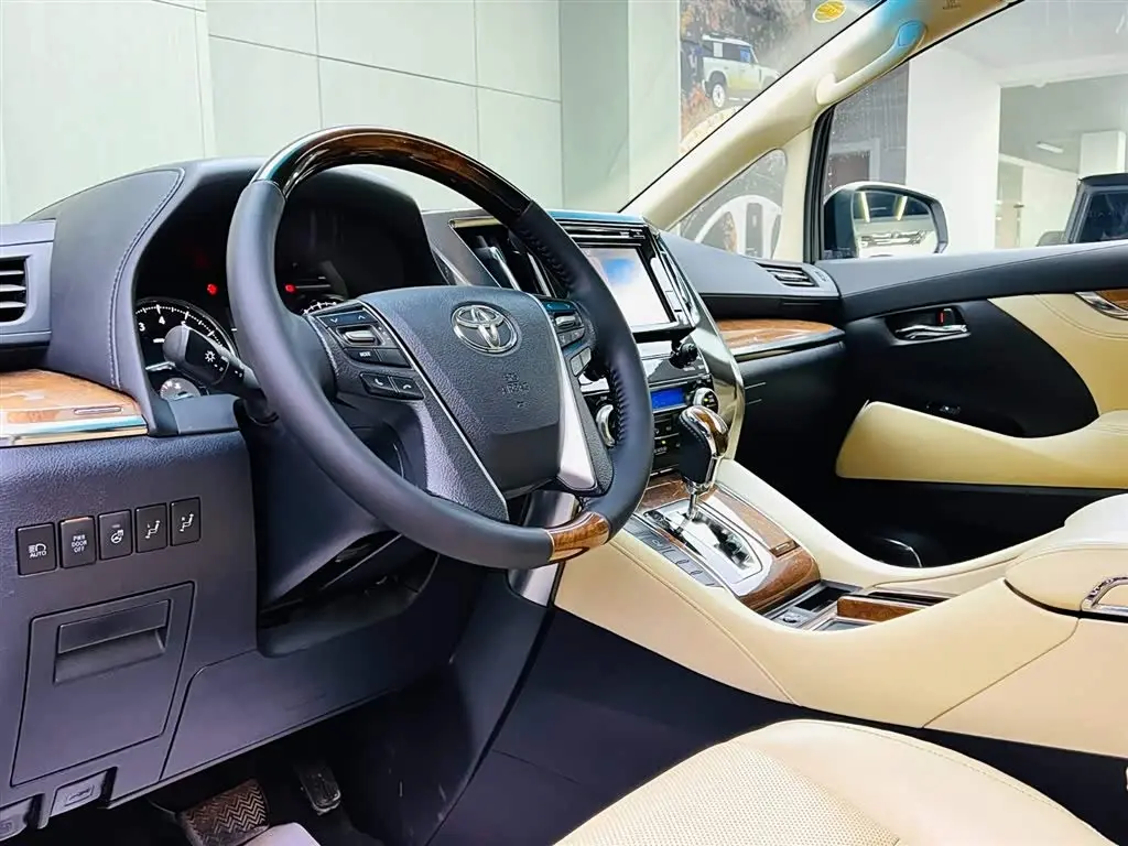Toyota Alphard 2017 — Photo 8/17