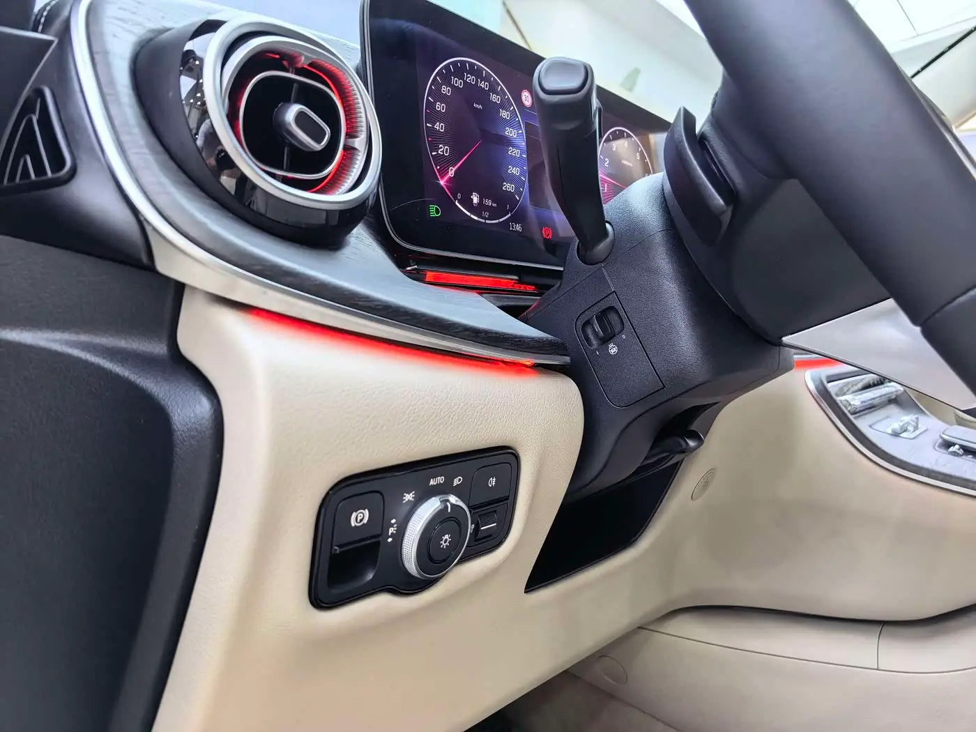 Mercedes-Benz V-Class 2025 — Photo 6/20