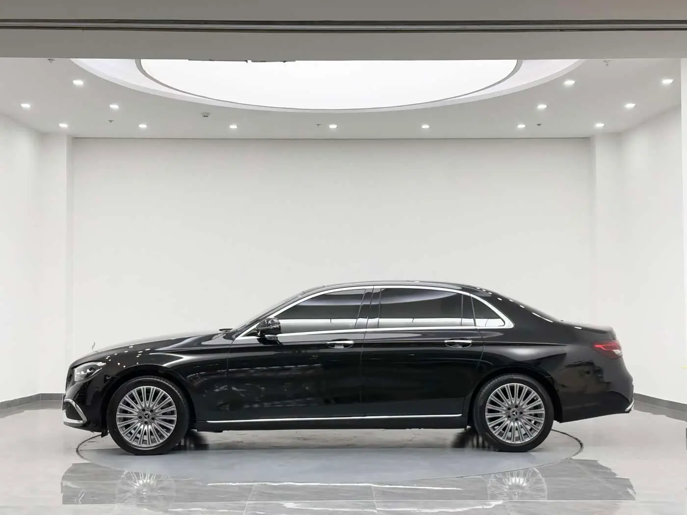 Mercedes-Benz E-Class 2022 — Photo 4/20