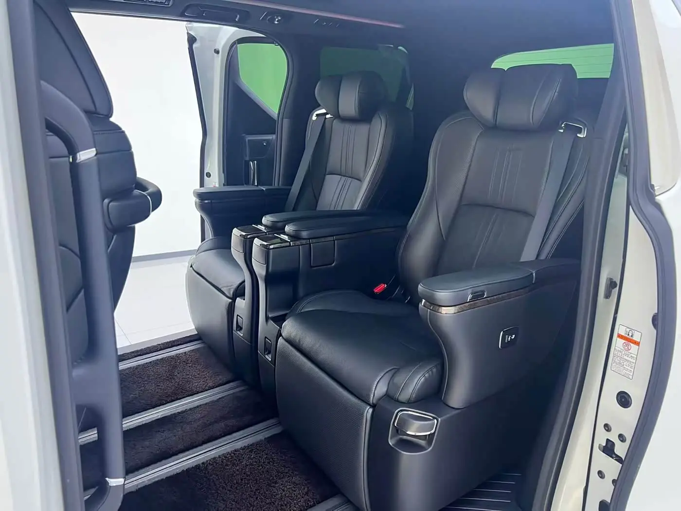 Toyota Alphard 2022 — Photo 7/9