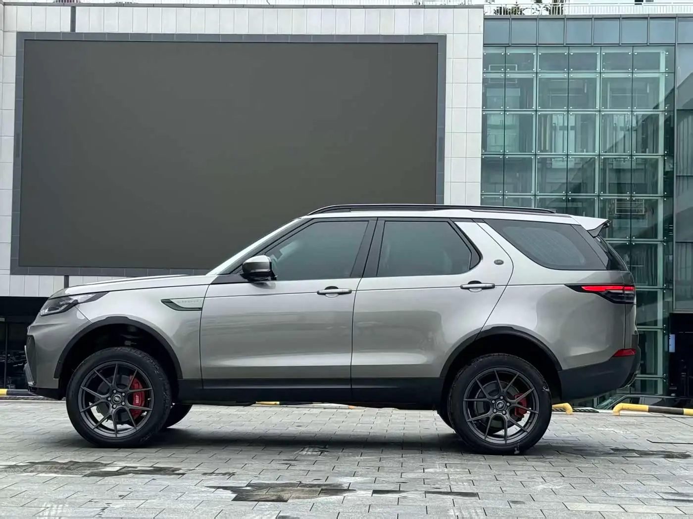 Land Rover Discovery 2018 — Photo 8/11