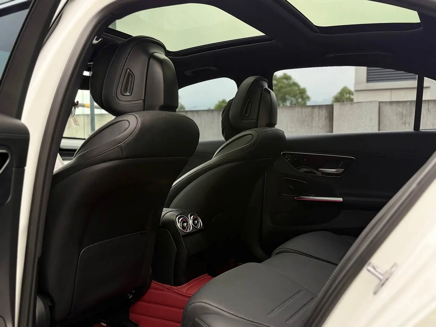 Mercedes-Benz C-Class 2024 — Photo 9/17