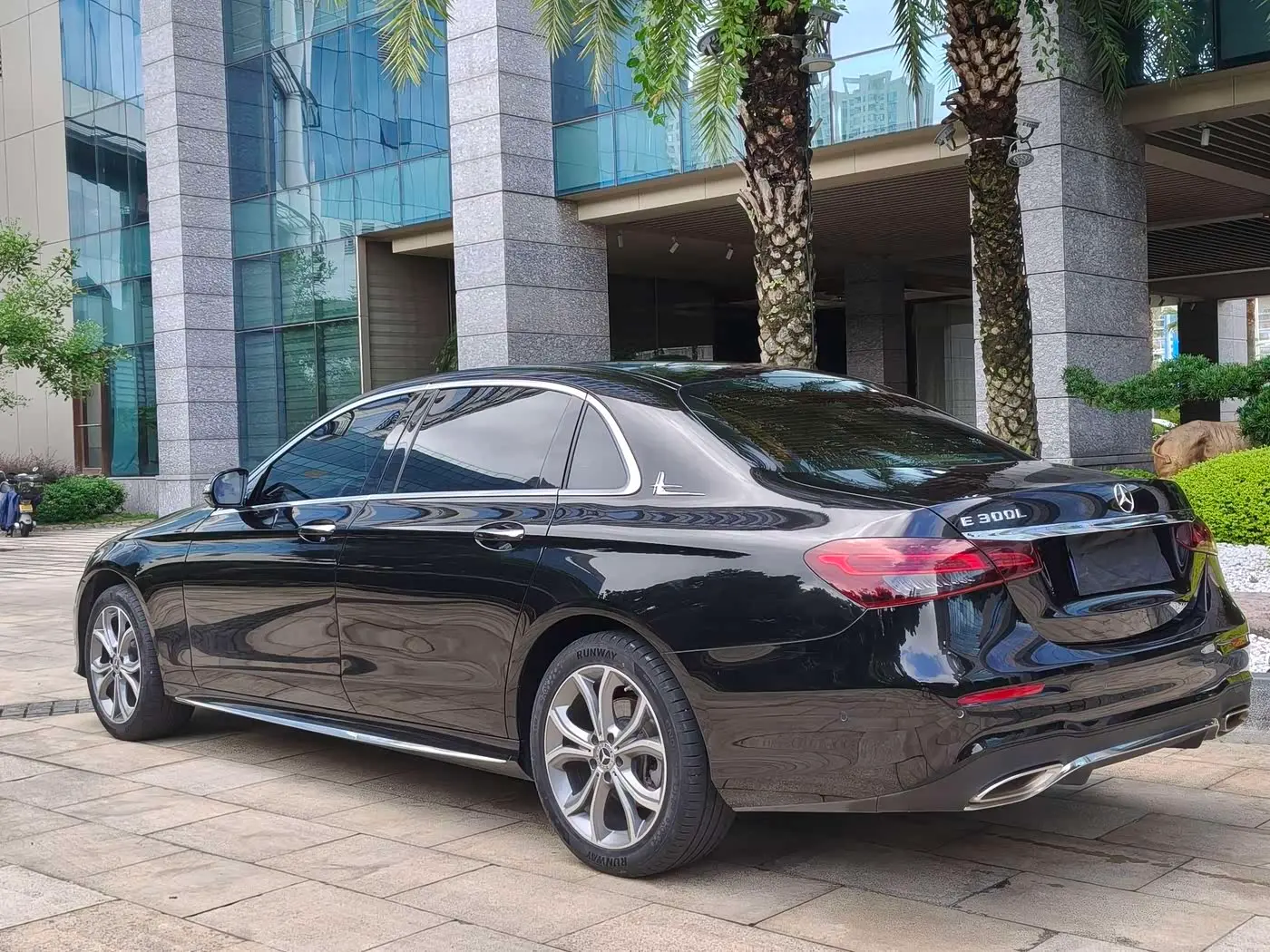 Mercedes-Benz E-Class 2022 — Photo 5/11