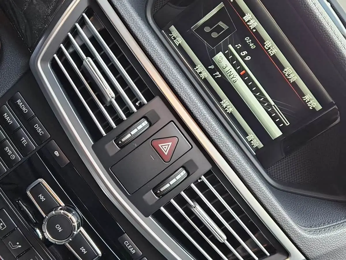 Mercedes-Benz E-Class 2013 — Photo 4/9