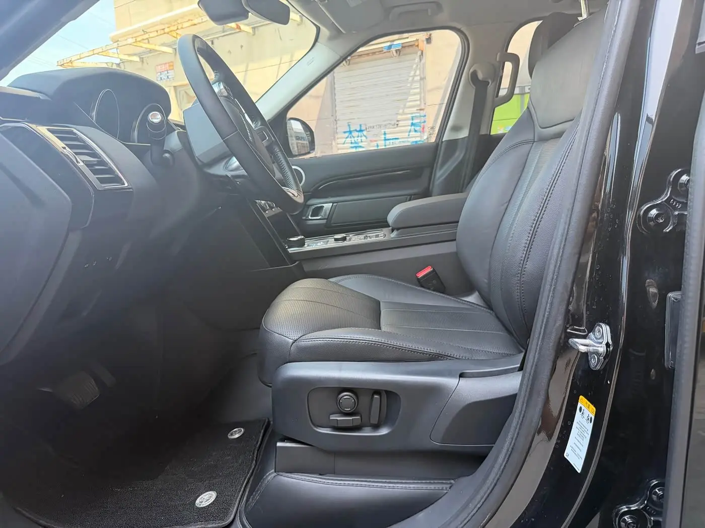 Land Rover Discovery 2018 — Photo 5/18