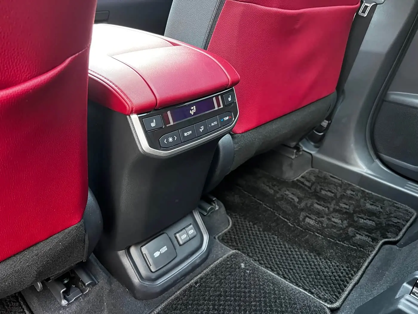 Toyota Crown Kluger 2022 — Photo 10/20
