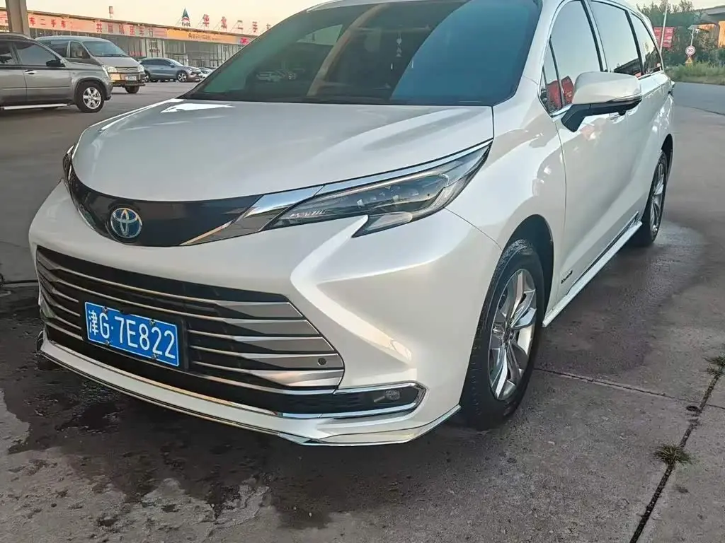 Toyota Sienna 2024 — Photo 1/8