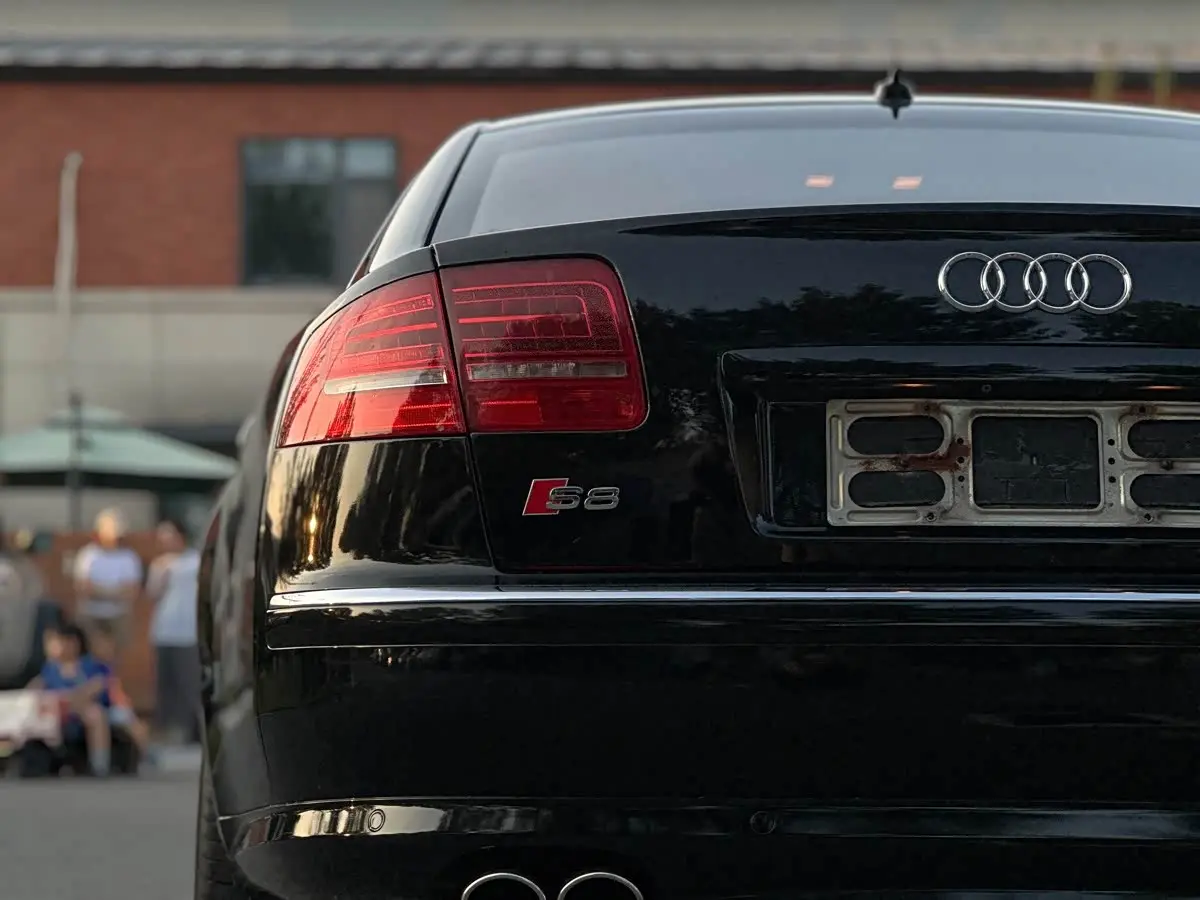Audi S8 2008 — Şəkil 13/14