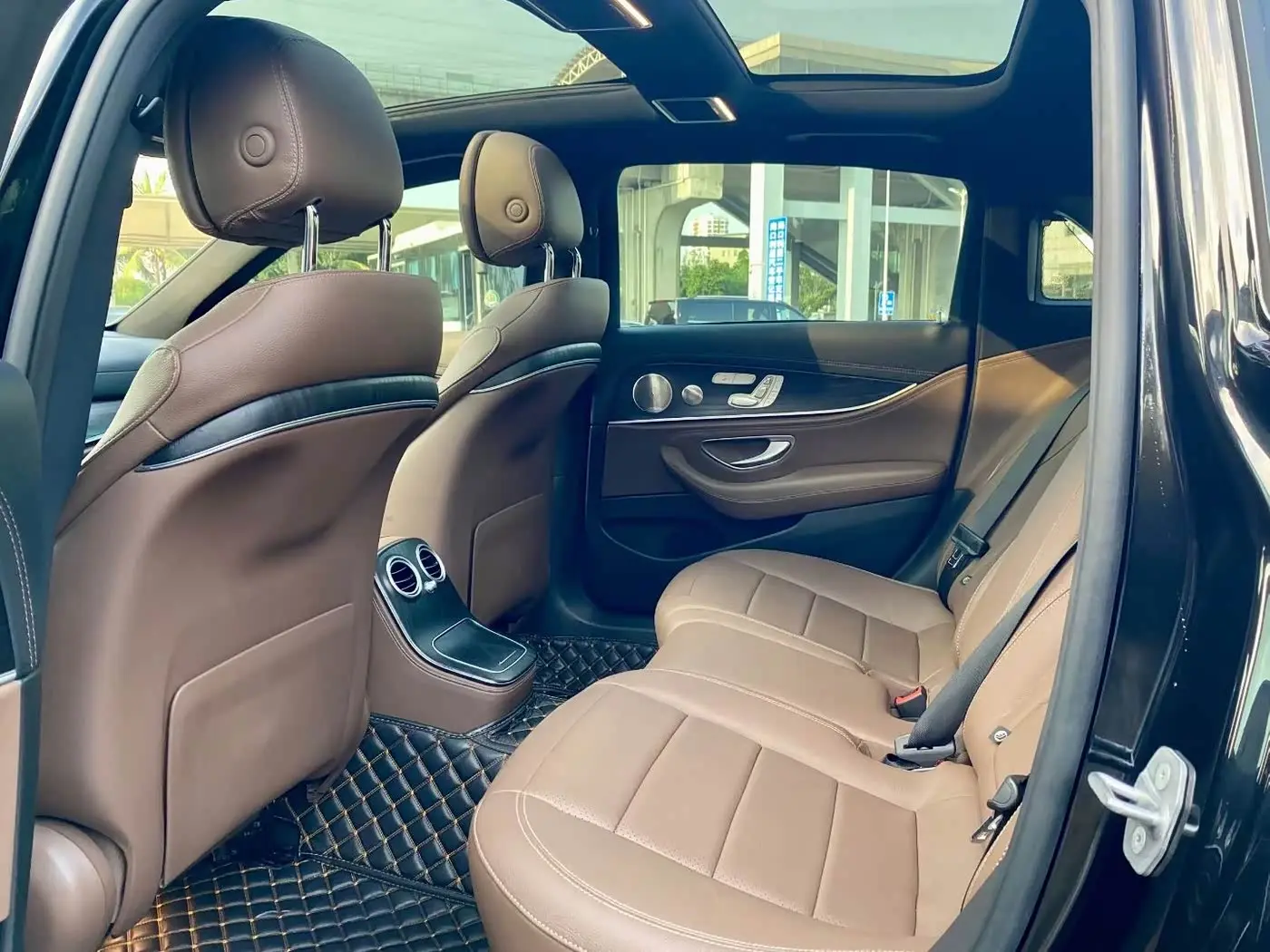Mercedes-Benz E-Class 2023 — Photo 7/9