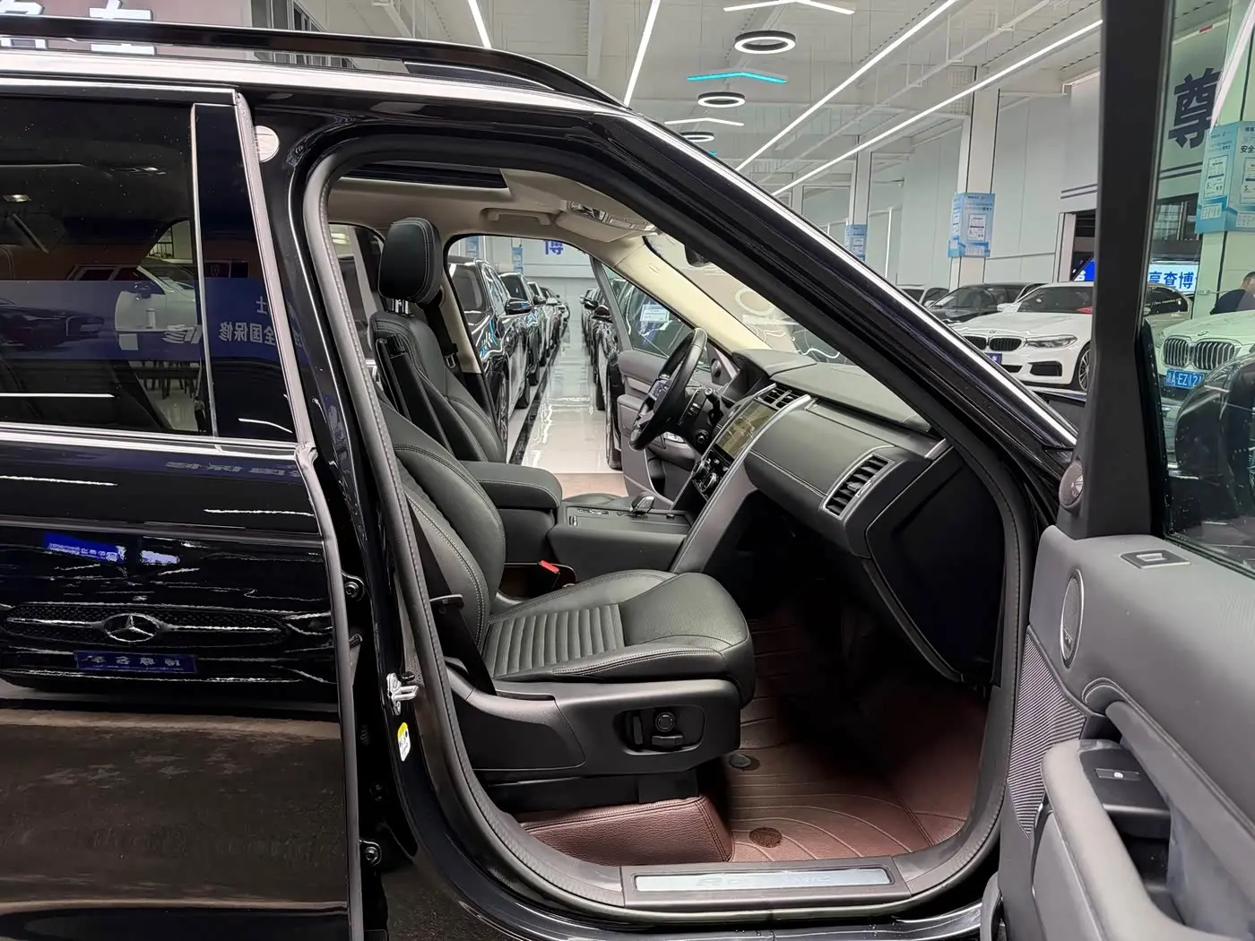 Land Rover Discovery 2023 — Photo 14/20