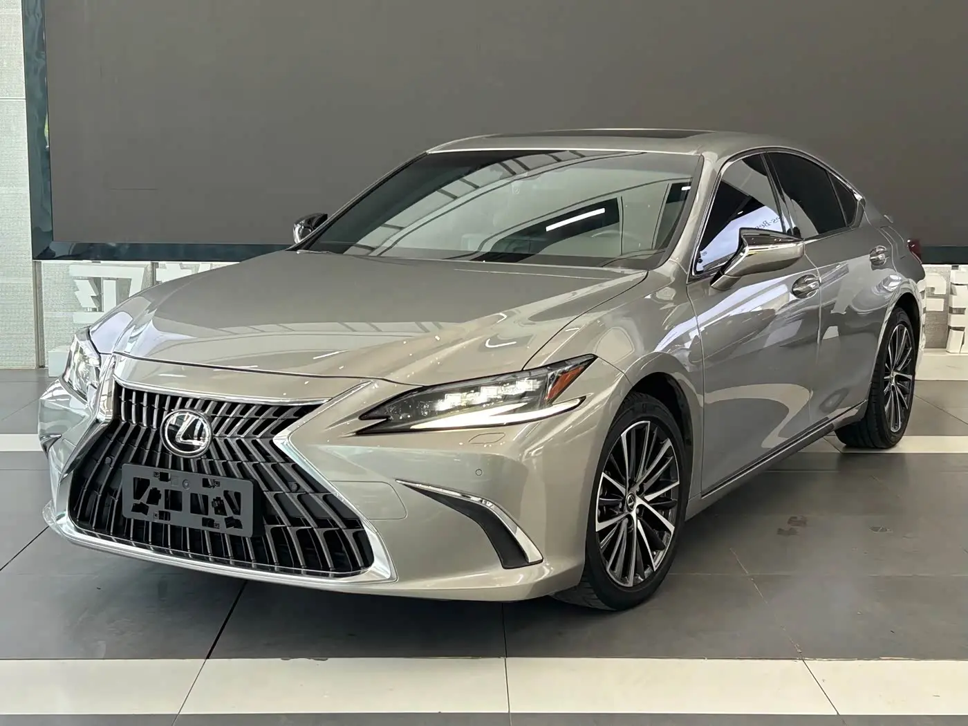 Lexus ES 2022 — Фото 1/20