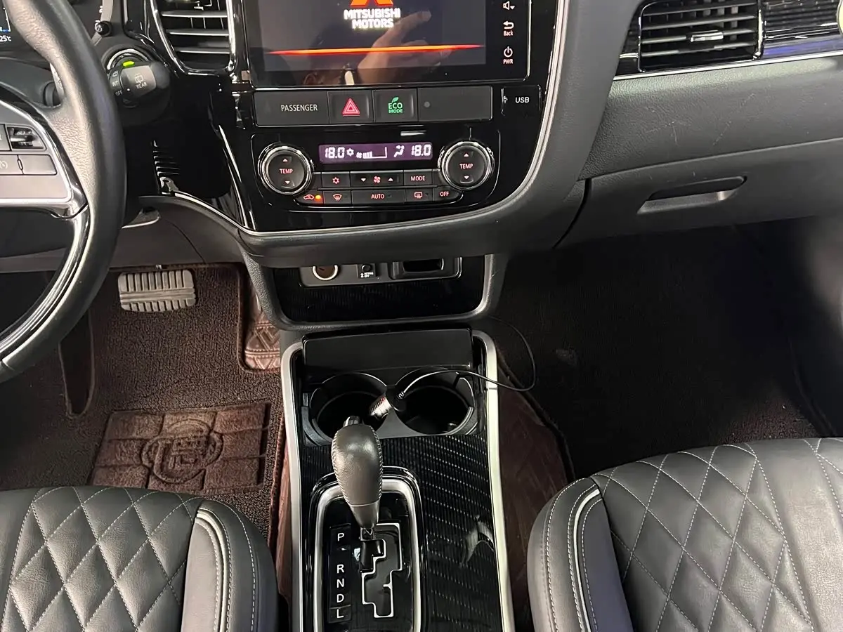 Mitsubishi Outlander 2021 — Şəkil 16/19
