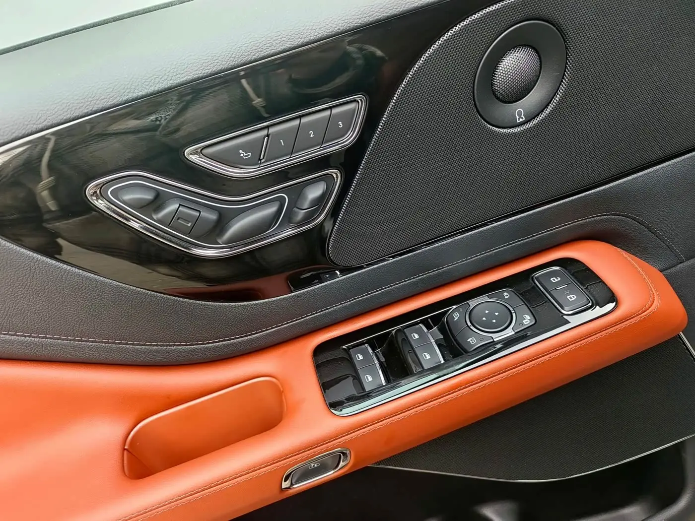 Lincoln Aviator 2025 — Photo 15/17