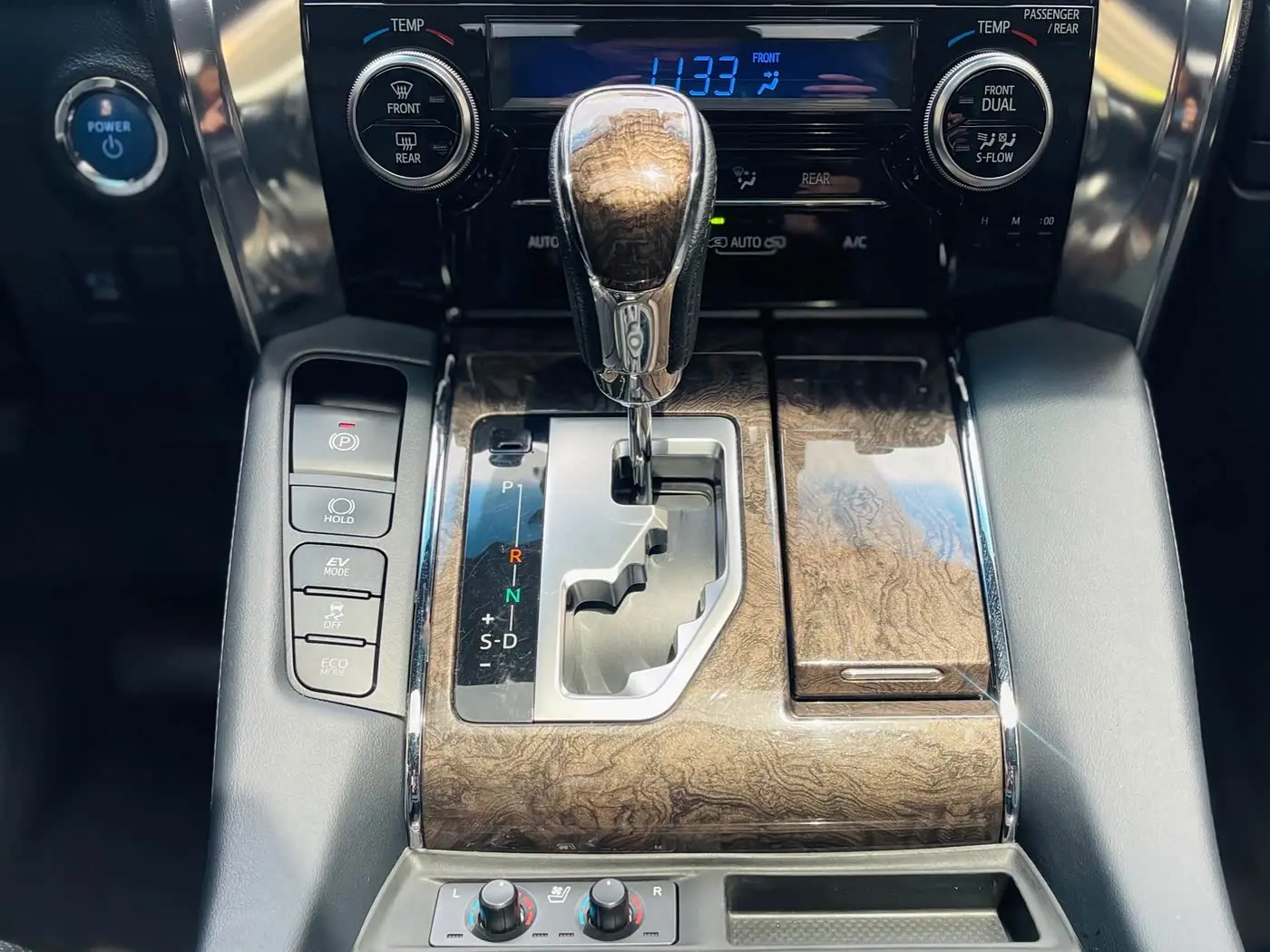 Toyota Alphard 2021 — Photo 17/20