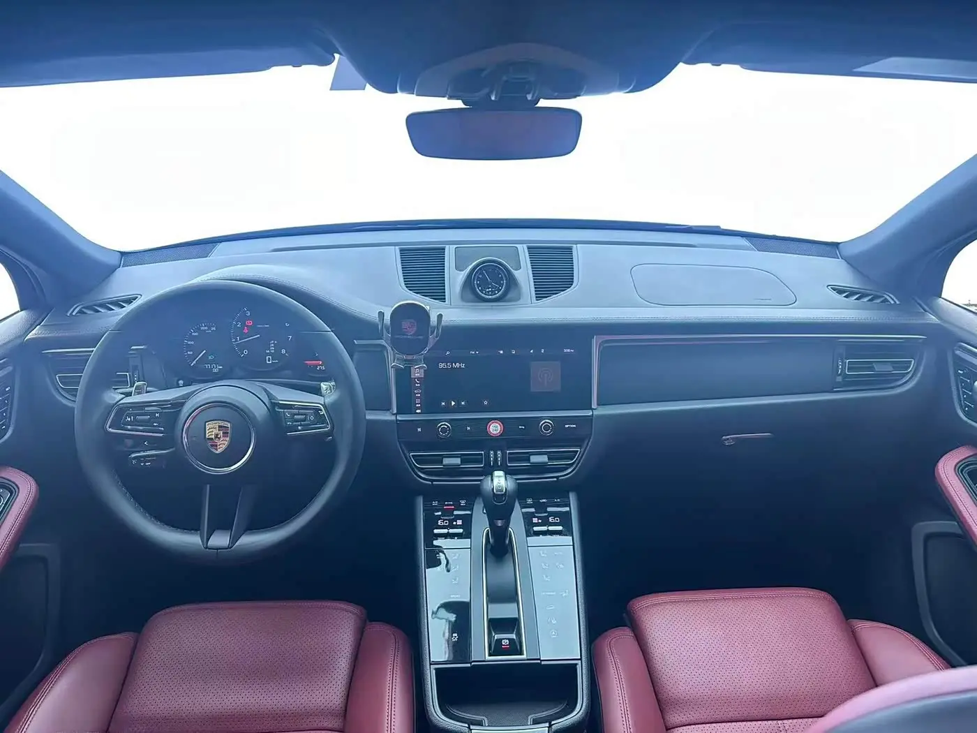 Porsche Macan 2022 — ფოტო 15/20