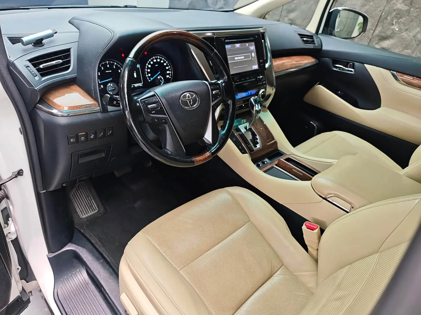 Toyota Alphard 2018 — Photo 4/13