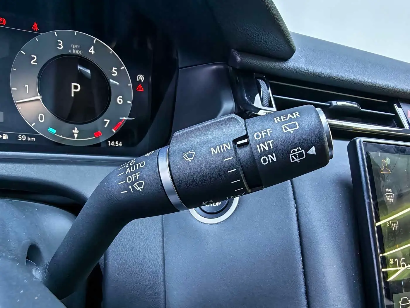 Land Rover Range Rover Velar 2024 — Şəkil 13/20