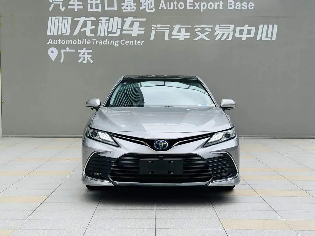 Toyota Camry 2022 — Photo 2/20