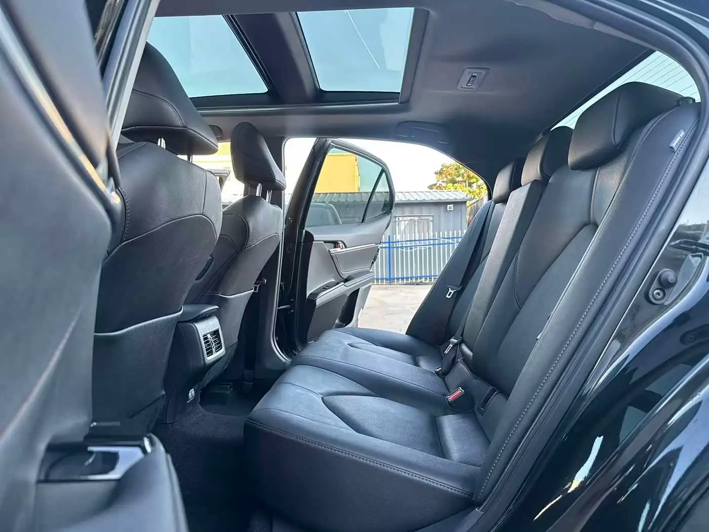 Toyota Camry 2022 — Photo 5/9