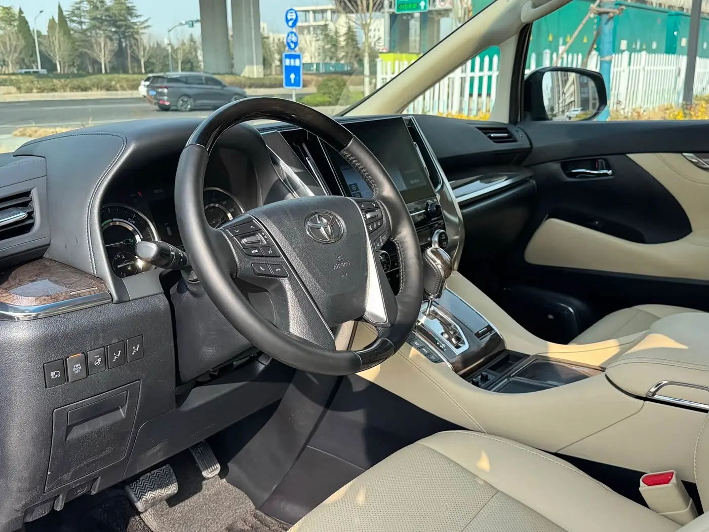 Toyota Alphard 2020 — Photo 7/16