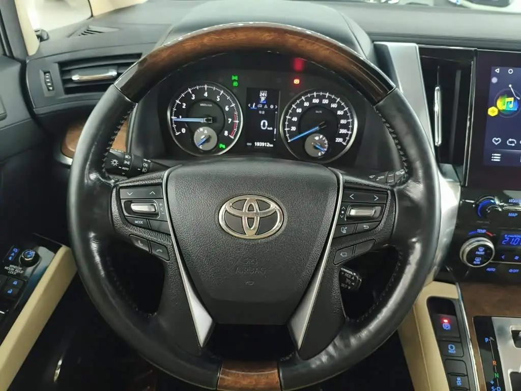 Toyota Alphard 2018 — Фото 9/18